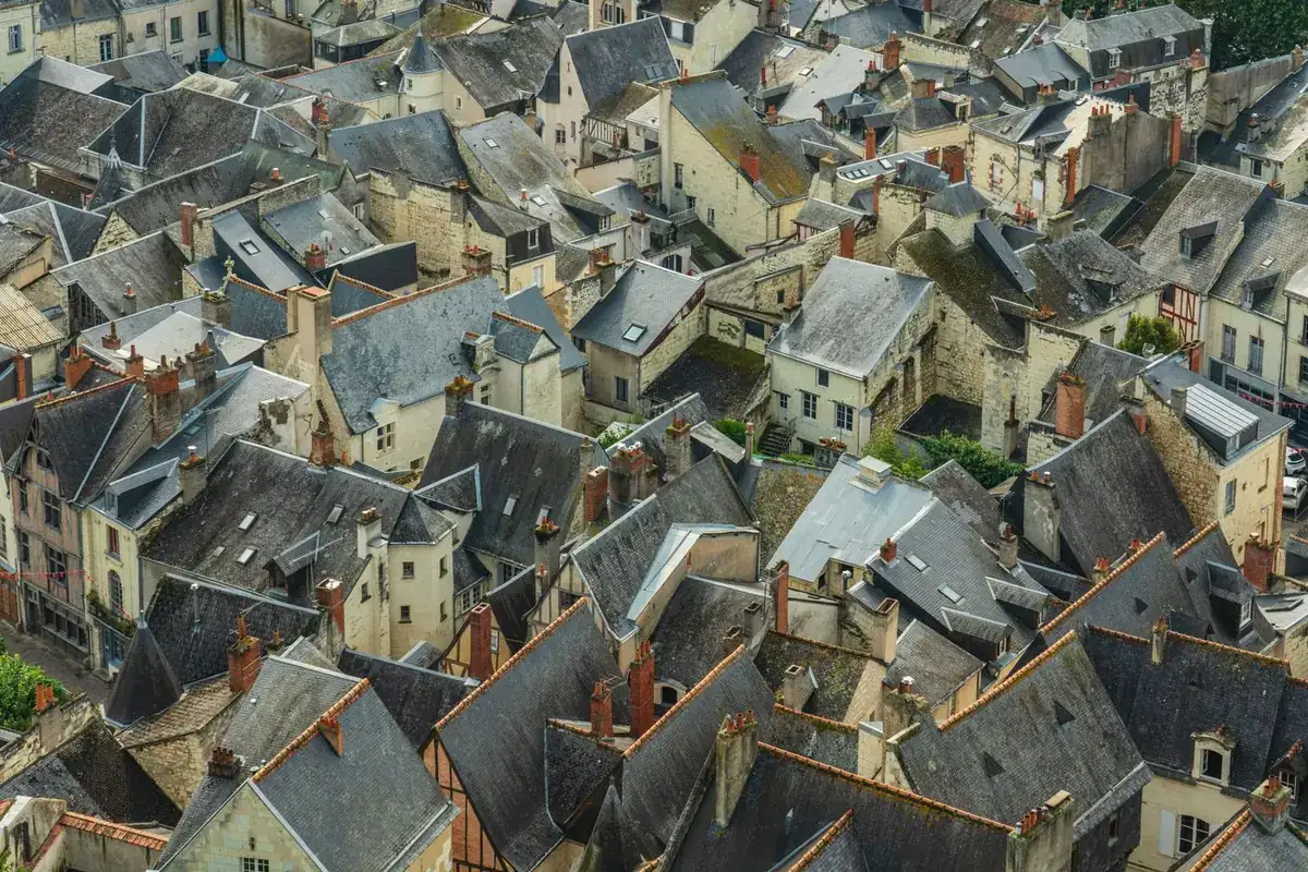 Vue aérienne de toitures en ardoise dans un centre-ville de Loire-Atlantique